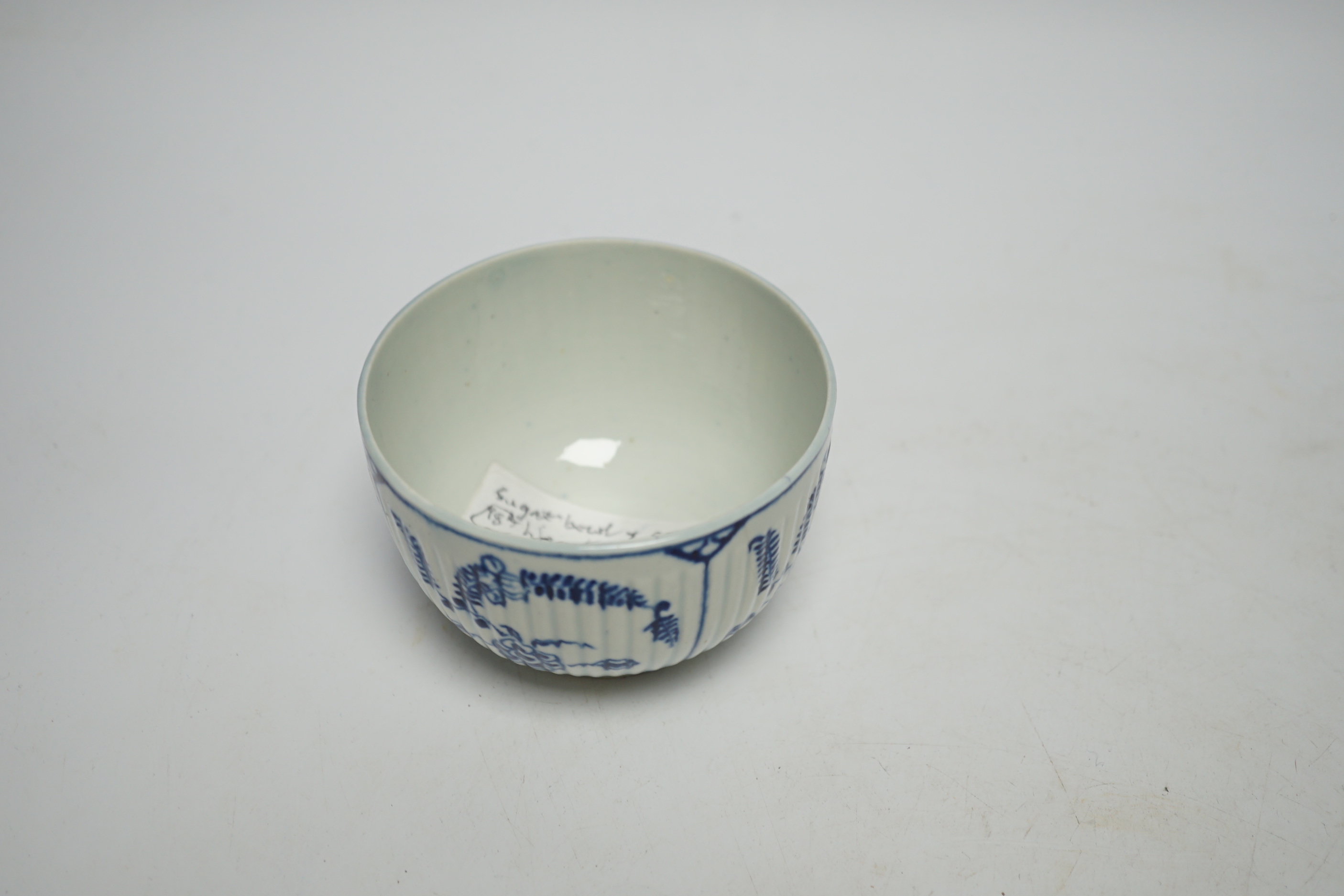 An 18th century Worcester Immortelle pattern sugar bowl and cover and a bat saucer dish, saucer dish 16cm diameter